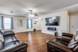 5005 Village Stone Ct in Fort Worth, TX - Foto de edificio - Building Photo