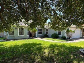 223 Oriole Ln in Laredo, TX - Building Photo - Building Photo