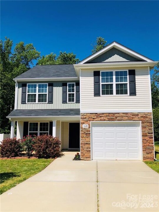 8224 Deodora Cedar Ln in Charlotte, NC - Foto de edificio