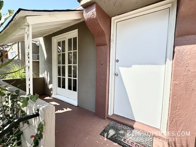 1237 Havenhurst Dr in West Hollywood, CA - Building Photo - Building Photo