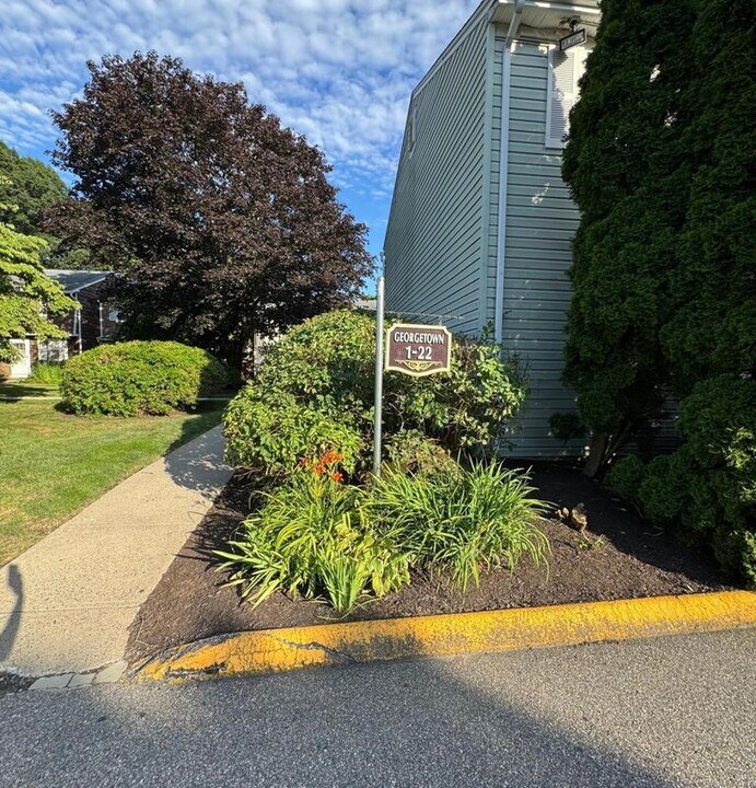 1 E Gate Ln in Hamden, CT - Building Photo