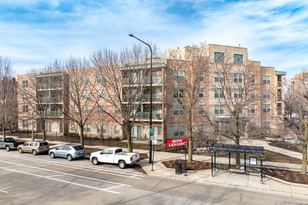 South Park Plaza in Chicago, IL - Building Photo