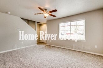 808 E Wandering Ln in Kuna, ID - Building Photo - Building Photo