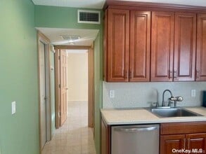 325 S 8th St in Lindenhurst, NY - Building Photo - Building Photo