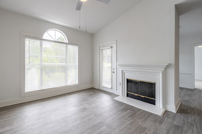 Wesley St. James Apartments at Sandy Springs in Atlanta, GA - Foto de edificio - Interior Photo