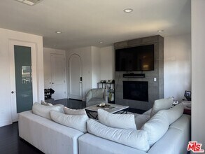 1739 S Barrington Ave in Los Angeles, CA - Building Photo - Building Photo