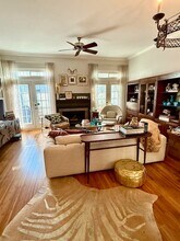 4424 Holland Ave, Unit 305 in Dallas, TX - Foto de edificio - Building Photo