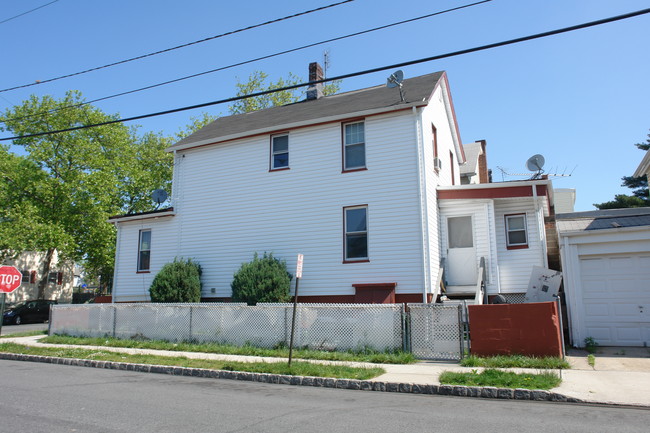 204 Gordon St in Perth Amboy, NJ - Building Photo - Building Photo