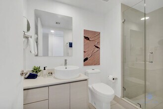 2602 E Hallandale Beach Blvd in Hallandale Beach, FL - Building Photo - Building Photo