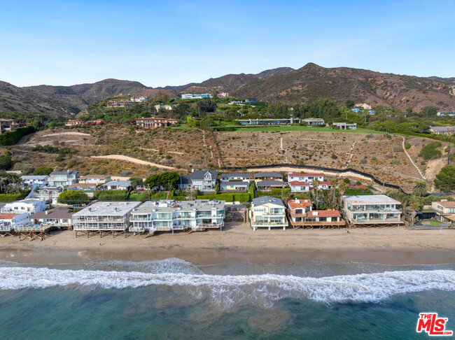 25121 Malibu Rd in Malibu, CA - Foto de edificio - Building Photo