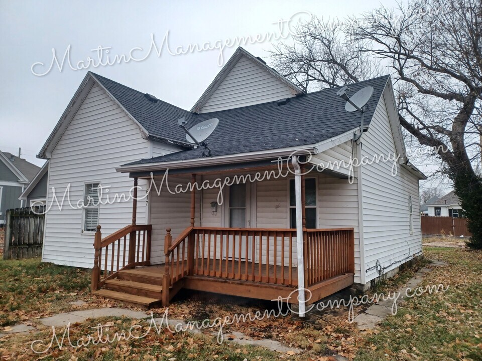 617 E 11th St in Sedalia, MO - Building Photo