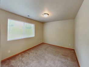 23741 80th Court West in Edmonds, WA - Foto de edificio - Building Photo