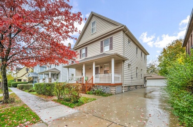 2023 Robin St, Unit Upper in Lakewood, OH - Foto de edificio - Building Photo