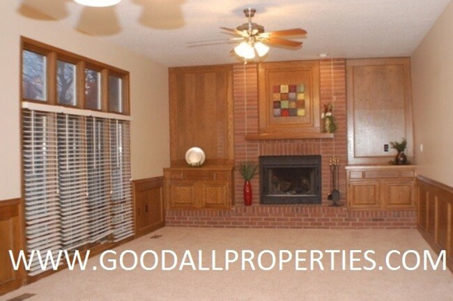 924 Prairie View Dr in West Des Moines, IA - Building Photo - Building Photo
