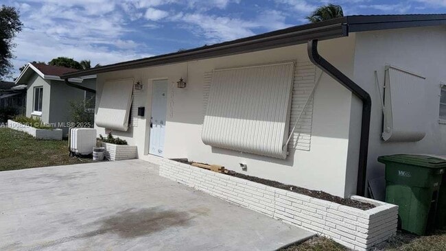 7303 NW 57th Pl in Tamarac, FL - Building Photo - Building Photo