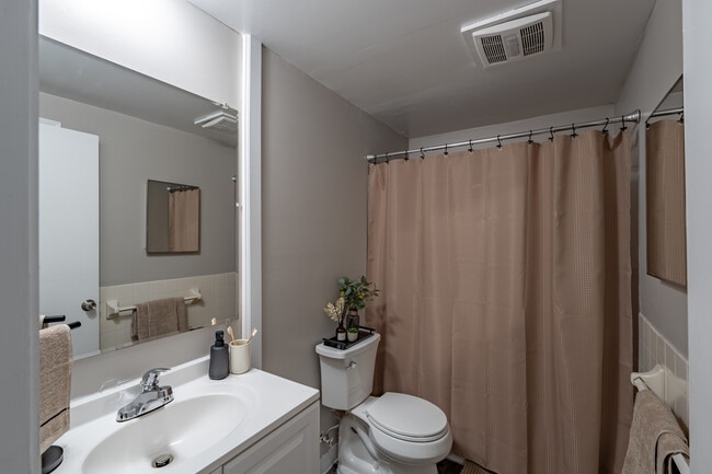 Creekside Village Apartments in Tonawanda, NY - Building Photo - Interior Photo