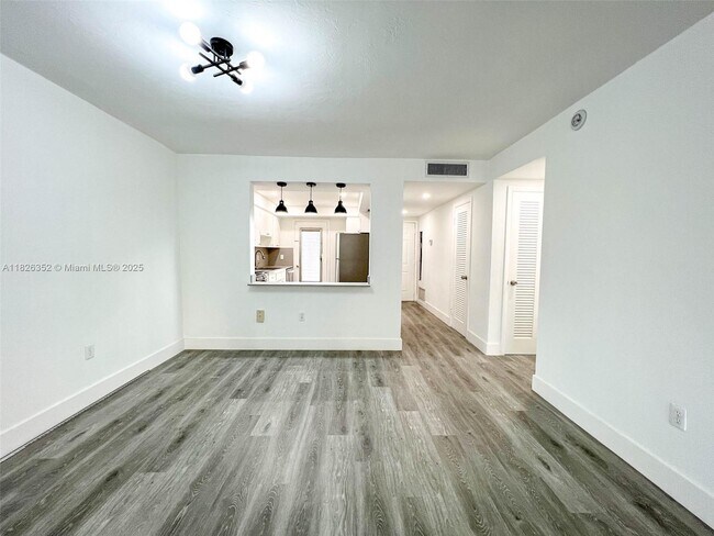 2005 Sans Souci Blvd in North Miami, FL - Building Photo - Building Photo