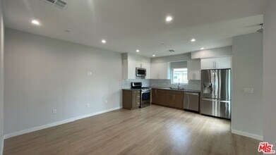 5226 Satsuma Ave in Los Angeles, CA - Building Photo - Building Photo