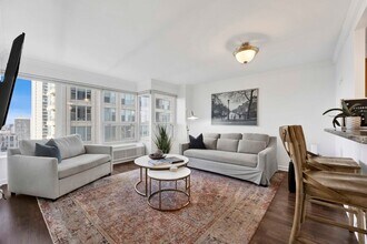 30 E Huron St, Unit 3206 in Chicago, IL - Foto de edificio - Building Photo