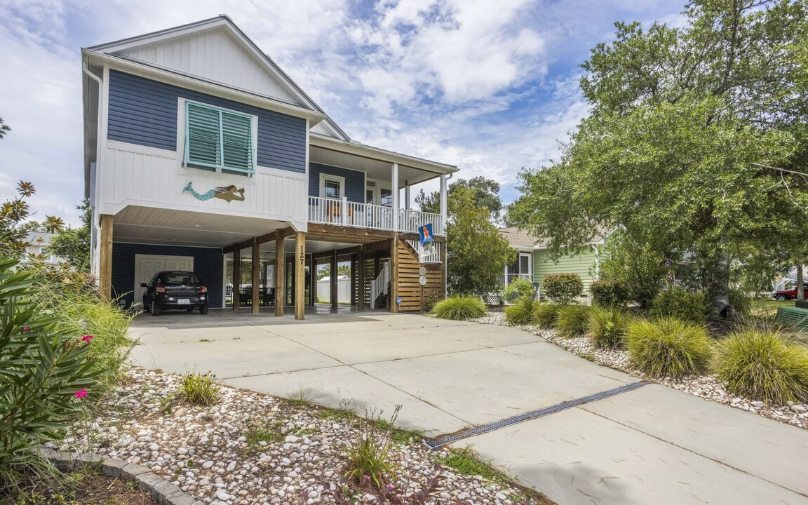 127 NE 34th St in Oak Island, NC - Building Photo
