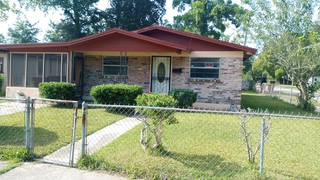 property at 1922 W 5th St