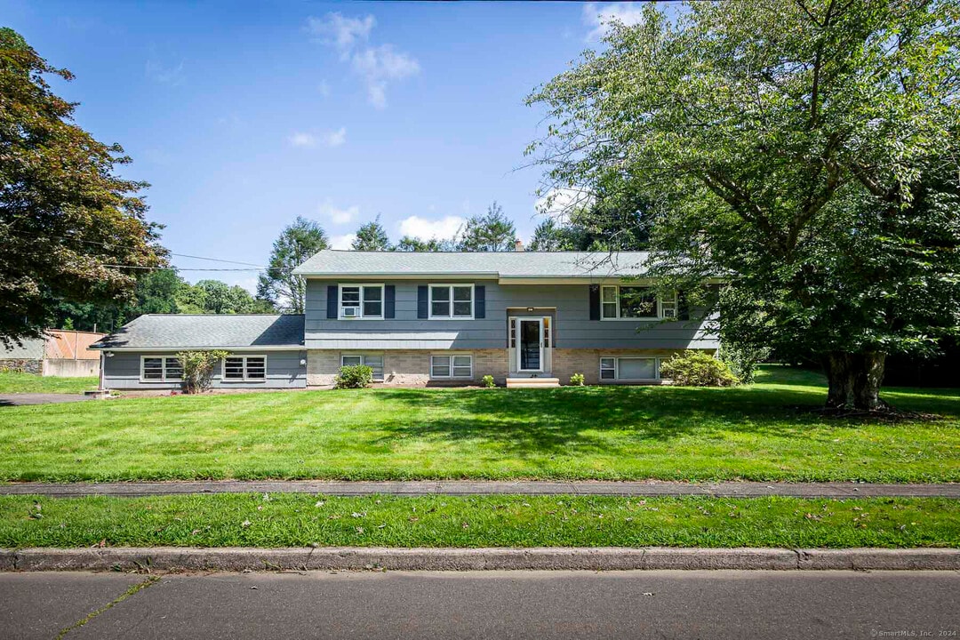 73 Paschal Dr in Milford, CT - Building Photo
