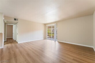 5121 River Glen Dr in Las Vegas, NV - Building Photo - Building Photo