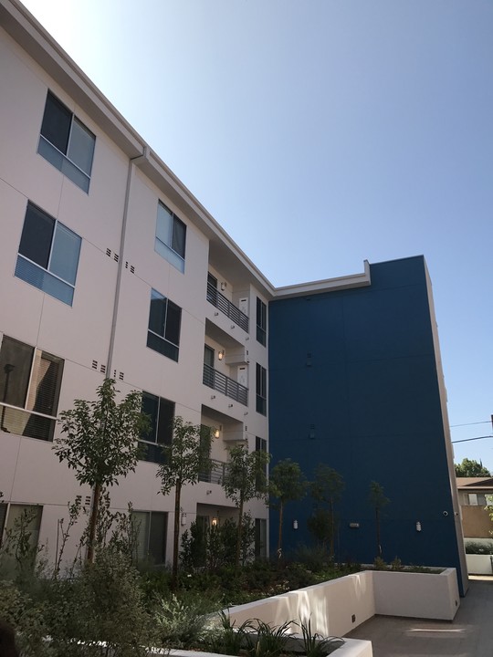 10850 Bloomfield St, Unit 107 in Los Angeles, CA - Building Photo