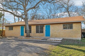 418 Sarah St in San Marcos, TX - Building Photo - Building Photo