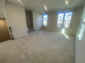 1014 Trestle Dr in Fredericksburg, VA - Foto de edificio - Building Photo