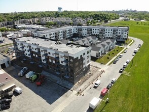 River Parkway II in Wauwatosa, WI - Foto de edificio - Building Photo