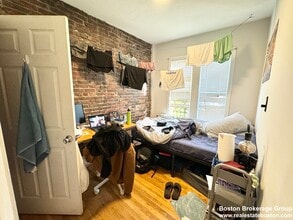 733 Parker St, Unit 2 in Boston, MA - Foto de edificio - Building Photo