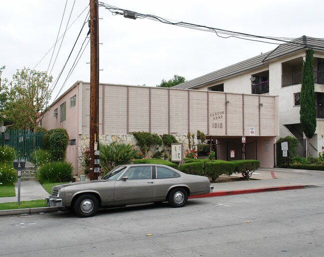 Parton Arms in Santa Ana, CA - Foto de edificio - Building Photo