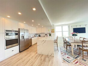 155 Ocean Ln Dr in Key Biscayne, FL - Building Photo - Building Photo