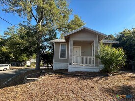 305 S Academy Ave in New Braunfels, TX - Building Photo