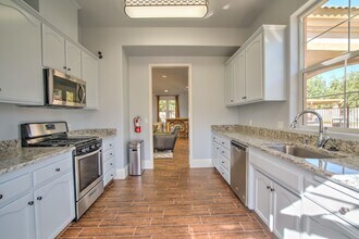 601 Jasmine Parke Dr-Unit -4 in Bakersfield, CA - Building Photo - Building Photo