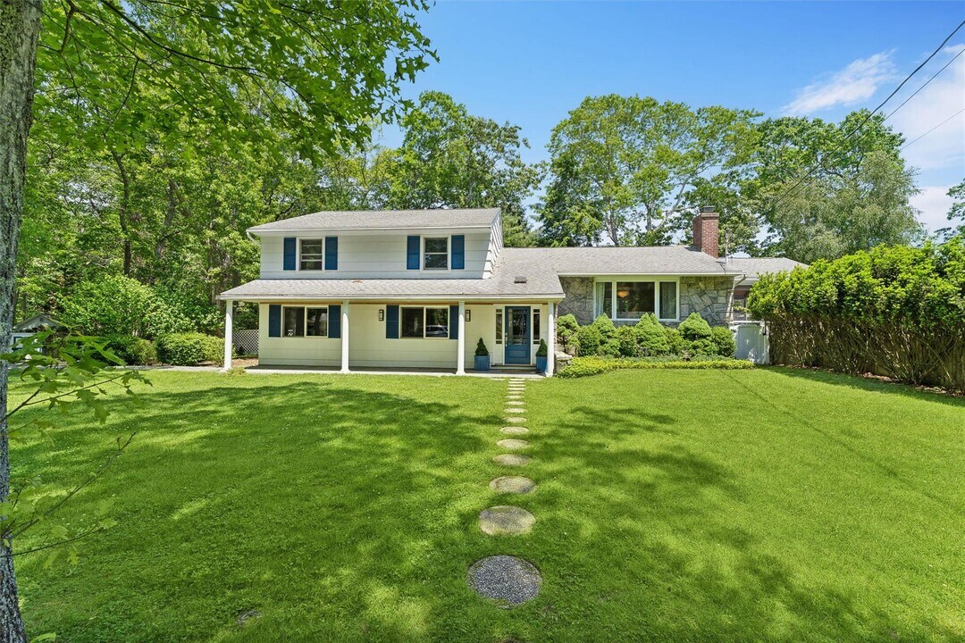 9 White Oak Ln in Southampton, NY - Building Photo