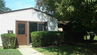 137 Amberly Dr in Englishtown, NJ - Building Photo