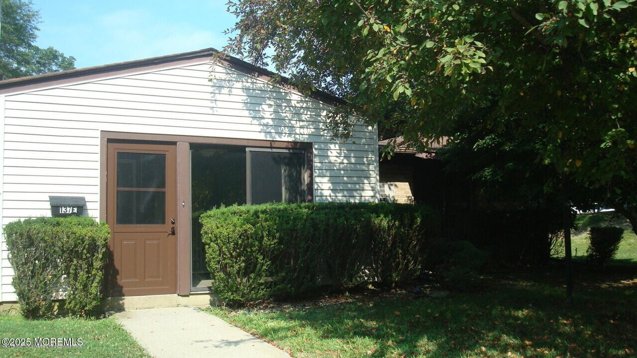 137 Amberly Dr in Englishtown, NJ - Foto de edificio