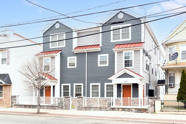 586 Roosevelt Ave in Carteret, NJ - Foto de edificio - Building Photo