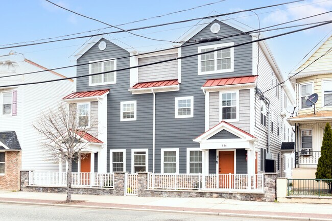 586 Roosevelt Ave in Carteret, NJ - Building Photo - Building Photo