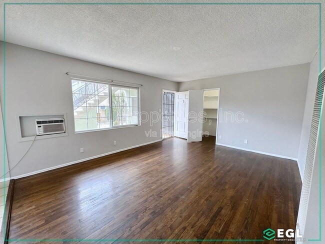 11535 Sylvan St in Los Angeles, CA - Building Photo - Building Photo