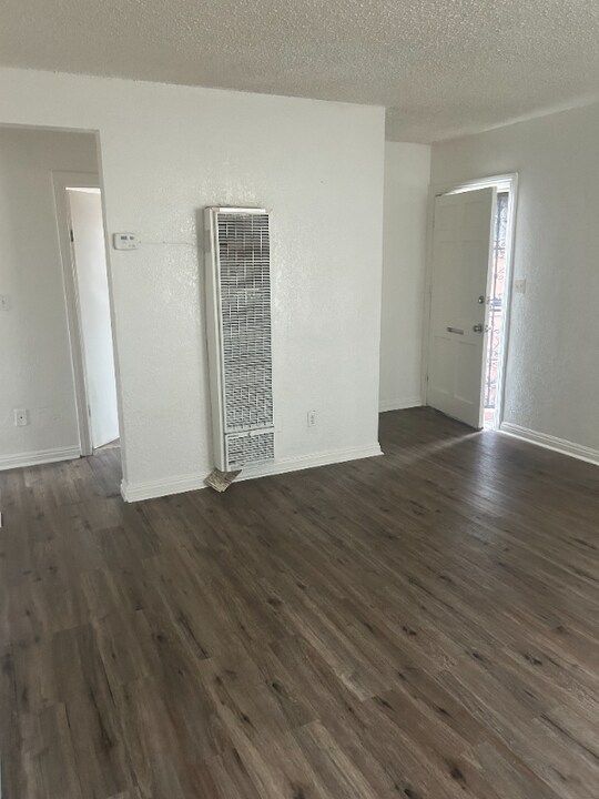 736 W Century Blvd in Los Angeles, CA - Building Photo