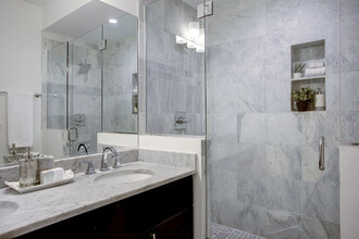 1366 F St NE, Unit 1366 F Street in Washington, DC - Foto de edificio - Building Photo