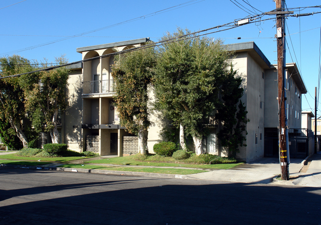 925 N. Inglewood Ave. in Inglewood, CA - Building Photo