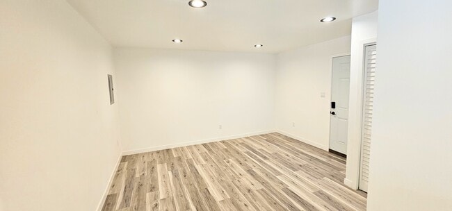 315 E 16th St in Santa Ana, CA - Building Photo - Building Photo
