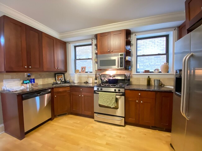 2336 W Roscoe St in Chicago, IL - Foto de edificio - Building Photo