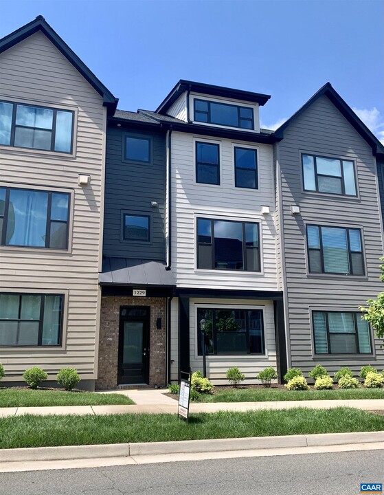 1229 Old Trail Dr in Crozet, VA - Building Photo