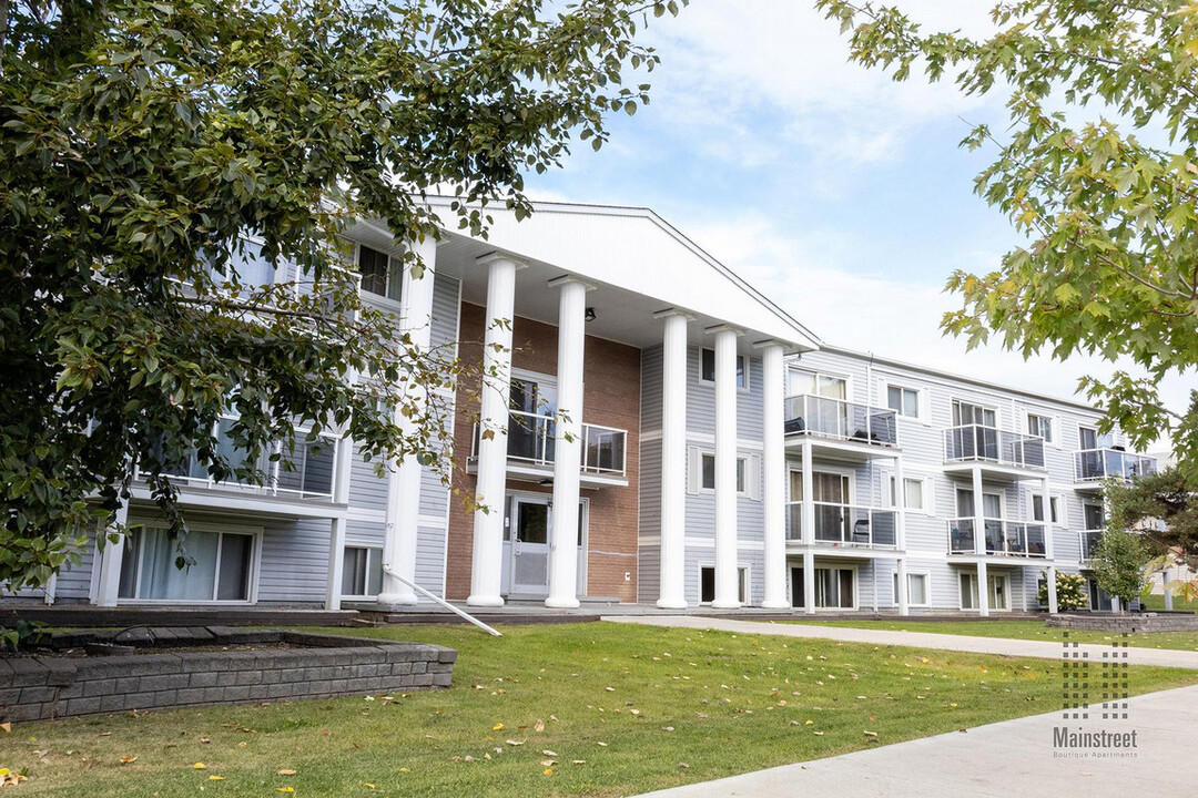 Whitehouse Apartments in Edmonton, AB - Building Photo