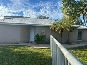 9201 NW 55th St in Sunrise, FL - Building Photo - Building Photo